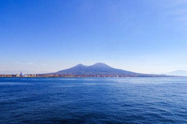 Güneşli yaz gününde güzel Procida 'nın gündüz manzarası, Procida Adası, İtalya