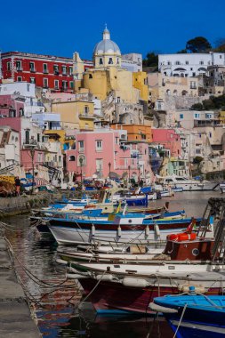 Geleneksel balıkçılık limanı, ağlar, şamandıralar, Procida Adası, İtalya