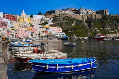 Geleneksel balıkçılık limanı, ağlar, şamandıralar, Procida Adası, İtalya