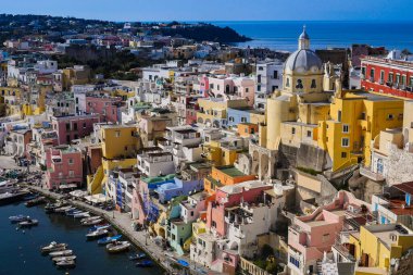 Güneşli yaz gününde güzel Procida 'nın gündüz manzarası, Procida Adası, İtalya