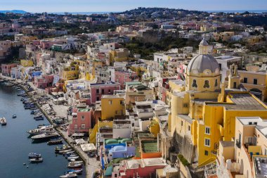 Güneşli yaz gününde güzel Procida 'nın gündüz manzarası, Procida Adası, İtalya