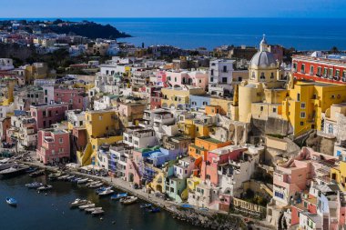 Güneşli yaz gününde güzel Procida 'nın gündüz manzarası, Procida Adası, İtalya