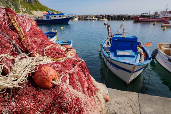 Porto de pesca tradicional, redes, carros alegóricos, Ilha Procida, Itália — Fotografia de Stock