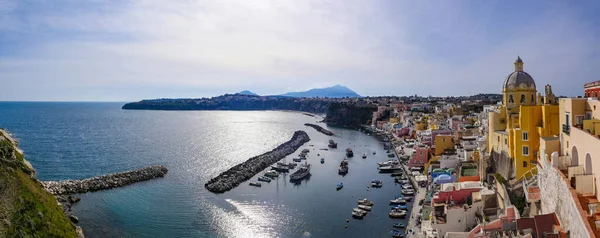 Vista do dia da bela Procida no dia ensolarado de verão, Procida Island, Itália — Fotografia de Stock