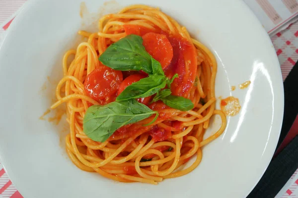 이탈리아, 캄파니아, 나폴리, 레스토랑, 토마토 소스가 담긴 파스타 접시 — 스톡 사진