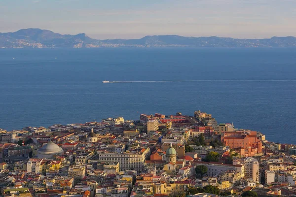 İtalya, Campania, Napoli, UNESCO tarafından Dünya Mirası olarak sınıflandırılan tarihi merkez, kentin genel görünümü