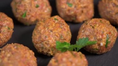 Pikapta pişirmeden önce köfte tarifi.