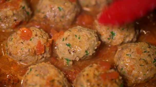 Chiftele de gătit cu sos de roșii într-o tigaie — Videoclip de stoc