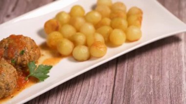 Domates soslu köfte tarifi ve fındıklı patates.