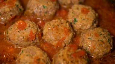 Tavada domates soslu köfte pişirmek. 