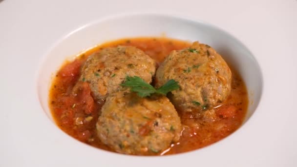 Recept voor gehaktballen in tomatensaus met hazelnootaardappelen — Stockvideo