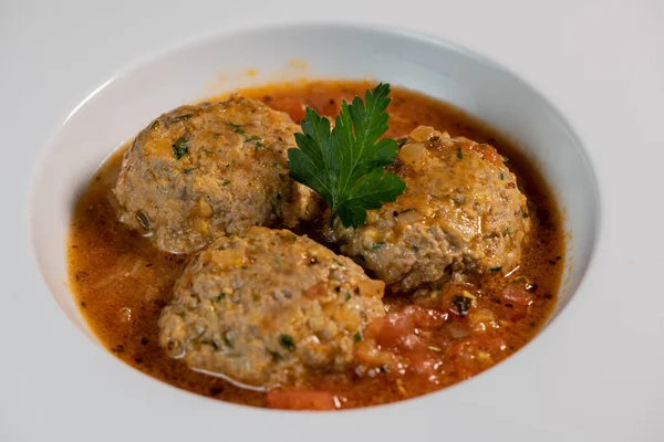 Domates soslu köfte tarifi ve fındıklı patates.