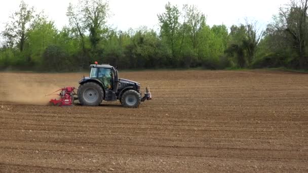 Lahan bajak traktor, mempersiapkan lahan untuk ditabur, industri pertanian, budidaya lahan — Stok Video