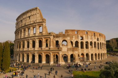 Roma, 03.20.2021, Kolezyum günbatımında bulutlar ve selvi ile, Roma, İtalya