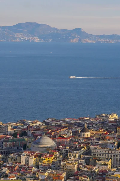 Italia, Campania, Nápoles, centro histórico clasificado como Patrimonio de la Humanidad por la UNESCO, vista general de la ciudad — Foto de Stock