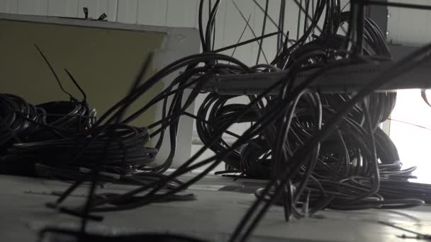 Enrouleurs de câbles électriques suspendus au plafond sur un site industriel — Video