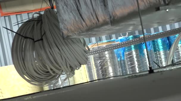 Электрические кабельные катушки, подвешенные к потолку на промышленной площадке — стоковое видео