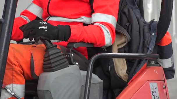 Operátoři ruce na joysticku traktoru bagru — Stock video