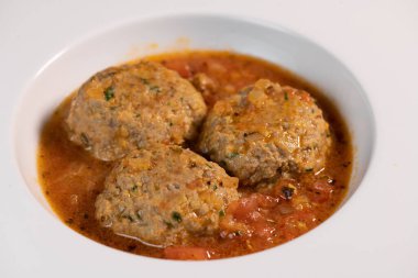 Domates soslu köfte tarifi ve fındıklı patates.