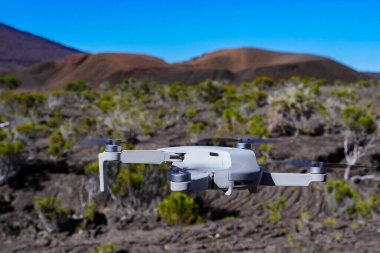 Volkan dağlarında gün boyunca insansız hava aracı koruması, yüksek kaliteli fotoğraf