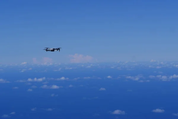 在蓝天中飞行的无人机保护 高质量的照片 — 图库照片