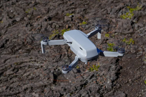 Protección Drones Volando Durante Día Las Montañas Del Volcán Foto —  Fotos de Stock