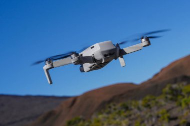 Volkan dağlarında gün boyunca insansız hava aracı koruması, yüksek kaliteli fotoğraf