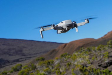 Volkan dağlarında gün boyunca insansız hava aracı koruması, yüksek kaliteli fotoğraf