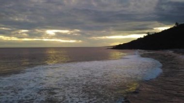 Grand Anse, Reunion - Mayıs 2022: Plage des Brisants plajı, Saint-Gilles, Reunion adası. Yüksek kalite 4k görüntü