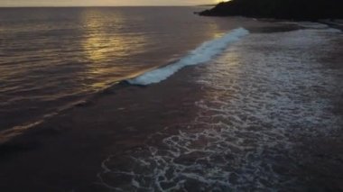Grand Anse, Reunion - Mayıs 2022: Plage des Brisants plajı, Saint-Gilles, Reunion adası. Yüksek kalite 4k görüntü