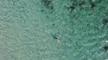 Saint-Gilles 'de şnorkelle yüzen bir kadın, Reunion Adası' ndaki Saint-Gilles Bains sahil beldesinde bir buluşma plajı. Yüksek kalite 4k görüntü