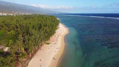 Saint-Gilles, Reunion Adası 'ndaki Saint-Gilles Bains sahil beldesinde buluşma plajı. Yüksek kalite 4k görüntü