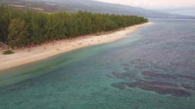 Saint-Gilles, Reunion Adası 'ndaki Saint-Gilles Bains sahil beldesinde buluşma plajı. Yüksek kalite 4k görüntü