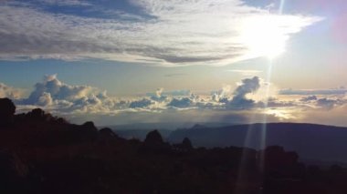 Gün doğarken Piton Maido 'dan görülen Reunion Adası dağlarının panoraması. Yüksek kalite 4k görüntü