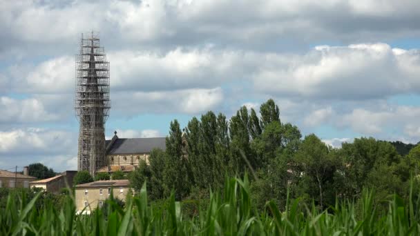 Una Torre Iglesia Rodeada Andamios Pueblo Francés Imágenes Alta Calidad — Vídeos de Stock