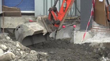 İnşaat alanındaki çukur kazıcıyla çakıl dökülüyor, yüksek kalite 4K görüntü.