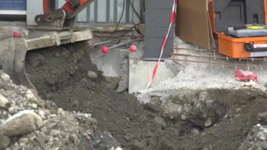 İnşaat alanındaki çukur kazıcıyla çakıl dökülüyor, yüksek kalite 4K görüntü.