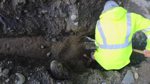 Loupáním Štěrku Staveništi Ochranu Drenážní Trubky Vysoce Kvalitní Záběry — Stock video