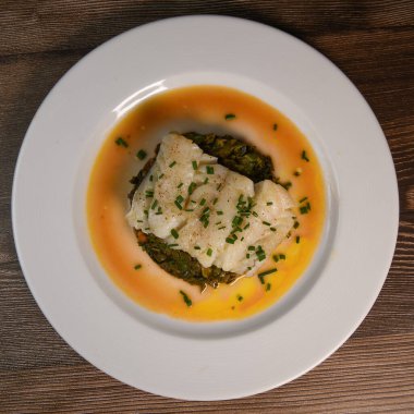 Kart, domates, soğan ve soğan için COD FILlet ve CHIVES ile ödeme. Yüksek kalite fotoğraf
