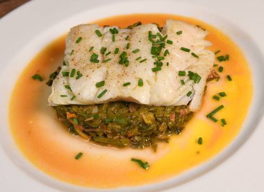 Kart, domates, soğan ve soğan için COD FILlet ve CHIVES ile ödeme. Yüksek kalite fotoğraf