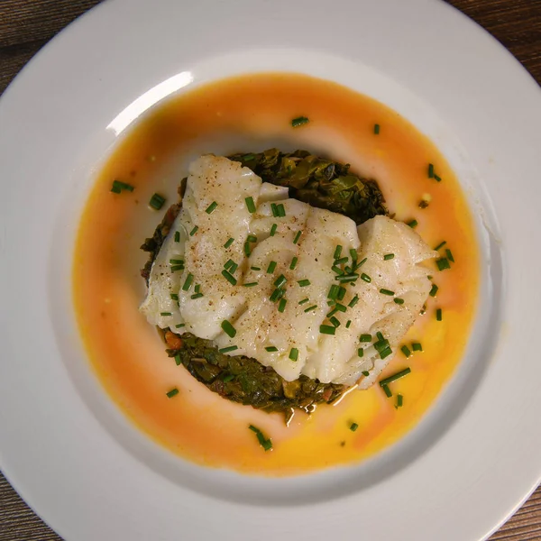 Rezipe Für Chard Tomato Zwiebel Und Zitronenfondue Mit Kabeljaufolie Und — Stockfoto