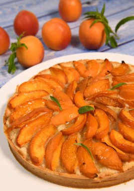 Kayısılı tart, kumlu macun, badem kremi, verbena süslemesi. Yüksek kalite fotoğraf