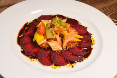 Çiğ pancarlı taze salata, çok renkli pazı, vişneli domates, tatlı yeşil biber, kişniş, nar sosu ve sumac sosu, yüksek kaliteli fotoğraf.