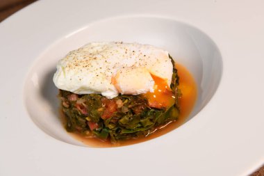 Domatesli, limonlu, soğanlı ve tavuklu yumurtalı tavuk filetosu. Yüksek kalite fotoğraf