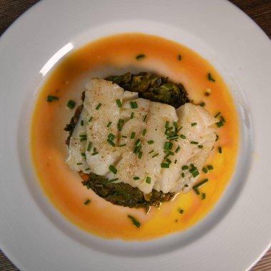Kart, domates, soğan ve soğan için COD FILlet ve CHIVES ile ödeme. Yüksek kalite fotoğraf