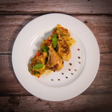 Ratatouille 'de sebzeli ızgara Basquaise tavuğu tarifi. Yüksek kalite fotoğraf