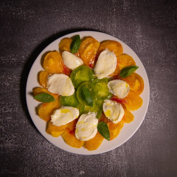 Green Orange Tomato Mozzarella Salad Basil Leaves Olive Oil High — Fotografia de Stock