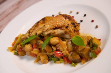 Ratatouille 'de sebzeli ızgara Basquaise tavuğu tarifi. Yüksek kalite fotoğraf