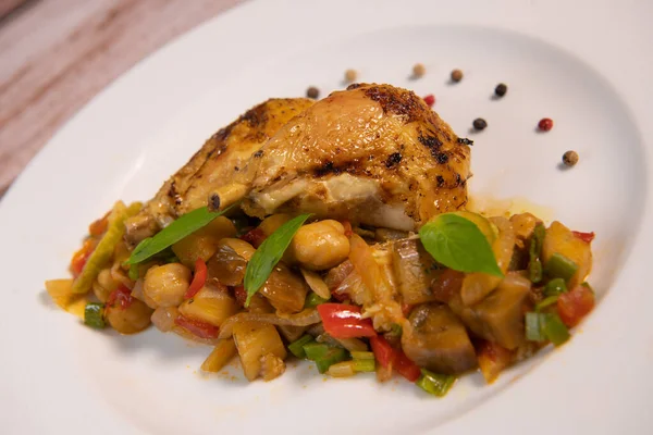 Ratatouille 'de sebzeli ızgara Basquaise tavuğu tarifi. Yüksek kalite fotoğraf