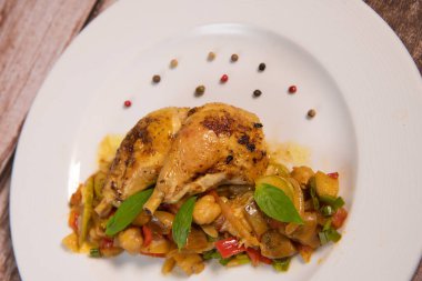 Ratatouille 'de sebzeli ızgara Basquaise tavuğu tarifi. Yüksek kalite fotoğraf